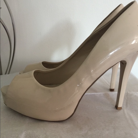 Used-Size 8 Guess Open Toe Beige Pumps - Picture 3 of 6